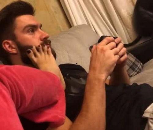 把脚丫放老公脸上,夫妻间的温馨互动瞬间