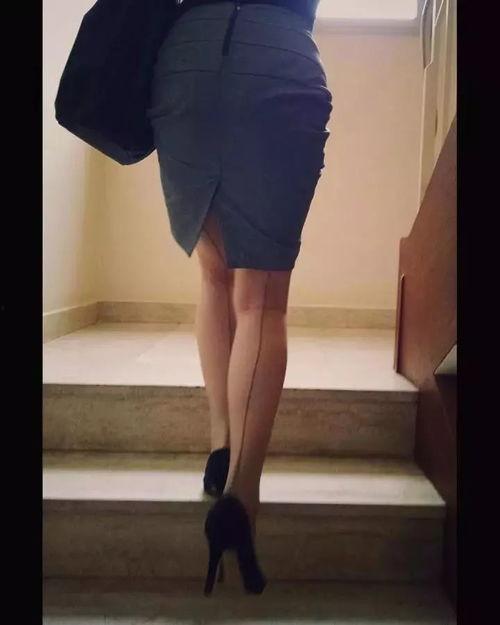 穿着丝袜的女孩在学校